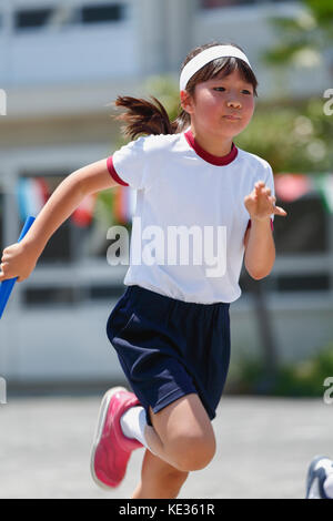 Enfant japonais pendant la journée sportive scolaire Banque D'Images