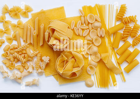 Aliments italiens Concept et design menu. un assortiment de types de pâtes farfalle, pâtes orecchiette pugliesi, une OCIR, gnocco sardo et farfalle setup sur white Banque D'Images