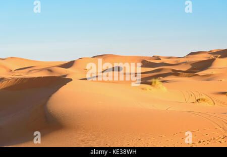 Erg Chebbi dunes de sable dans le Sahara près de Merzouga, Maroc Banque D'Images