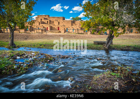 Taos Pueblo de Taos Pueblo (ou) au Nouveau Mexique est un ancien pueblo appartenant à une langue Tiwa tribu amérindienne de Puebloan people. Banque D'Images
