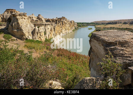 Des formations rocheuses, des cheminées et la rivière Milk au parc provincial Writing-on-Stone, Alberta, Canada. Banque D'Images