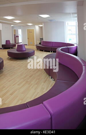 Hall d'entrée de l'hôpital Purley War Memorial récemment rénové dans le sud de Londres, Royaume-Uni Banque D'Images