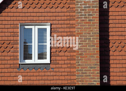 Gros plan de carreaux d'argile traditionnels sur le mur extérieur d'une maison nouvellement construite à Lingfield, Sussex, Royaume-Uni Banque D'Images