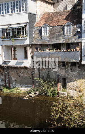 Maisons en bord de rivière à Argenton-sur-Creuse, France Banque D'Images