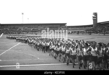 1938 historique., sport, hommes participants à l'immense stade de Strahov, Prague, Tchécoslovaquie prenant part à l'Pan-Sokol Slet International Festival. Banque D'Images