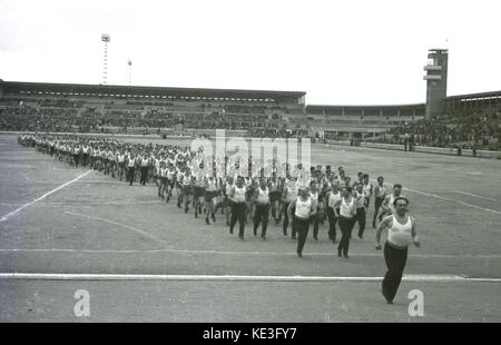 1938 historique., sport, hommes participants à l'immense stade de Strahov, Prague, Tchécoslovaquie prenant part à l'Pan-Sokol Slet International Festival. Banque D'Images