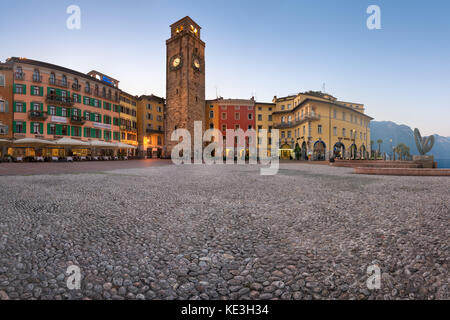 Riva del Garda, Italie - 4 juillet 2017 : panorama de la piazza iii novembre et aponale tower dans la matinée, Riva del Garda, Italie. le lac de Garde est le grand Banque D'Images