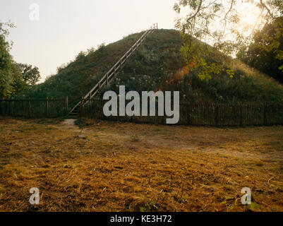 Collines exploitation Bartlow, Cambridge, UK : plus grand monticule (III) de 7 (4) rester tard C1stAD/pré-C2ndAD tumulus contenant un statut élevé importés. éléments rituel Banque D'Images