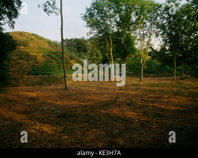 Collines exploitation Bartlow, España : Mound III (L) & Mound IV (R) de sept (4) rester tard C1st/pré-C2ndAD tumulus contenant haut importés s Banque D'Images