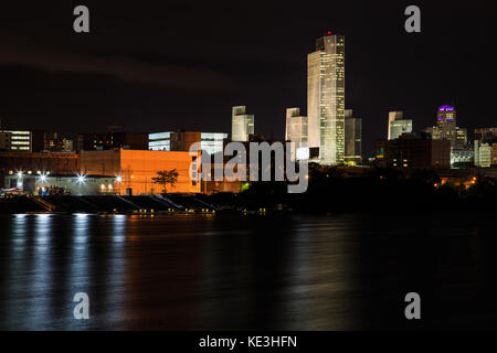 Les quais d'Albany, et riverside en début et en fin de soirée alors que le soleil se couche à partir de l'est de la ville. Hudson River reflète les lumières, extraite du rennsalear n Banque D'Images