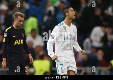 (171018) -- MADRID, Oct. 18, 2017 (Xinhua) -- Cristiano Ronaldo (R) du Real Madrid célèbre après avoir marqué lors du match contre Tottenham du Groupe H de la Ligue des Champions 2017-18 à Madrid, Espagne le 17 Oct. 2017. Le match a égalé 1-1. (Xinhua/Juan Carlos Rojas) Banque D'Images