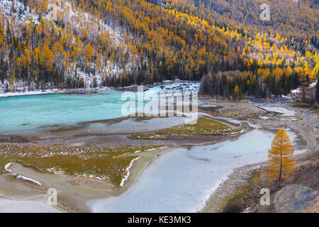 Xinjiang, Chine. 18 octobre 2017.(USAGE ÉDITORIAL UNIQUEMENT. CHINE DEHORS) paysage d'automne du lac Kanas, au nord-ouest de la Chine Xinjiang. Le lac Kanas est un lac situé dans la préfecture d'Altay, au Xinjiang, en Chine. Le lac est situé dans une vallée dans les montagnes de l'Altaï, près de la pointe nord du Xinjiang, et les frontières de la province avec le Kazakhstan, la Mongolie et la Russie. Crédit : ZUMA Press, Inc/Alamy Live News Banque D'Images