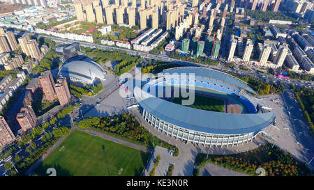 Shenyang, Chine. 18 oct, 2017. (Usage éditorial uniquement. Chine out) .La photographie aérienne du stade de tiexi à Shenyang, Liaoning Province du nord-est de la Chine. le stade de Tiexi, est le lieu de la super league chinoise. crédit : l'Asie sipa/zuma/Alamy fil live news Banque D'Images