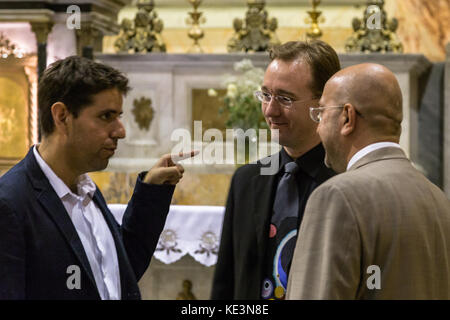 17 octobre 2017. L'organiste Robert Kovács (au centre) après le concert du « Terra Sancta Organ Festival » à l'église Saint-Pierre dans le Vieux Jaffa, tel Aviv. Serge Conrad/Alay Live News Banque D'Images