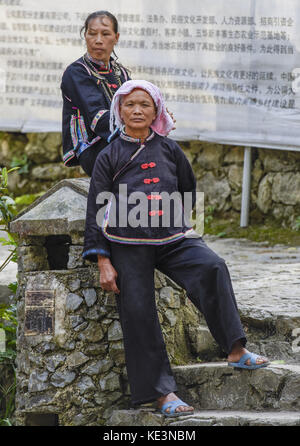 Guangxi, Chine. 18 oct, 2017.(usage éditorial uniquement. Chine out) .Le heiyizhuang, également connu sous le nom de black-vêtements zhuang, est traditionnellement un groupe ethnique vivant dans la région de napo county, au sud-ouest du Guangxi en Chine. le groupe ethnique est appelée en tant que 'fossile vivant' parce qu'ils héritent de la traditionnelle culture zhuang vêtements noir. crédit : l'Asie sipa/zuma/Alamy fil live news Banque D'Images