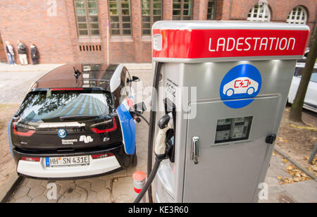 Hambourg, Allemagne. 18 octobre 2017. Un véhicule électrique à la 600ème borne de recharge pour véhicules électriques montre l'état de chargement à Hambourg, Allemagne, le 18 octobre 2017. Hambourg a maintenant créé plus de la moitié de ses bornes de recharge publiques prévues. Crédit : Daniel Bockwoldt/dpa/Alamy Live News Banque D'Images