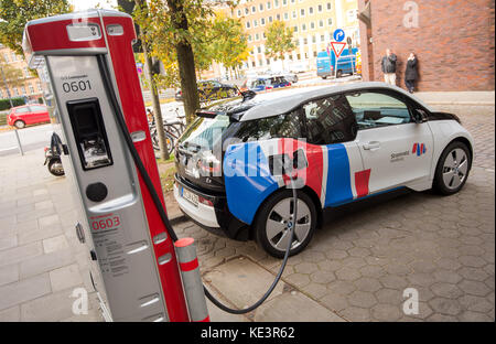 Hambourg, Allemagne. 18 octobre 2017. Un véhicule électrique à la 600ème borne de recharge pour véhicules électriques montre l'état de chargement à Hambourg, Allemagne, le 18 octobre 2017. Hambourg a maintenant créé plus de la moitié de ses bornes de recharge publiques prévues. Crédit : Daniel Bockwoldt/dpa/Alamy Live News Banque D'Images