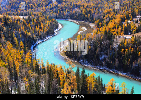 Xinjiang, Chine. 18 octobre 2017. Paysage d'automne du lac Kanas, Xinjiang du nord-ouest de la Chine. Le lac Kanas est un lac situé dans la préfecture d'Altay, au Xinjiang, en Chine. Le lac est situé dans une vallée dans les montagnes de l'Altaï, près de la pointe nord du Xinjiang, et les frontières de la province avec le Kazakhstan, la Mongolie et la Russie. Le lac a été formé il y a environ 200 000 ans pendant la période quaternaire à la suite du mouvement des glaciers. Le lac en forme de croissant de lune a une capacité de stockage d'eau estimée à 53,8 milliards de mètres cubes, couplée à une profondeur moyenne d'environ 120 mètres. (Crédit image : © Sipa ASI Banque D'Images