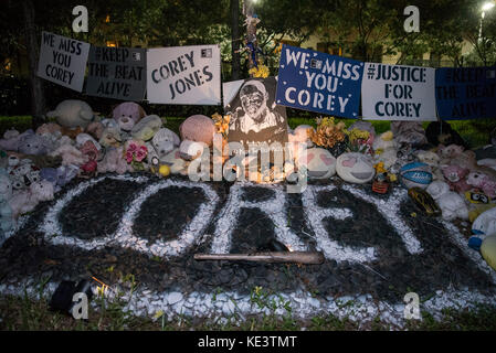 West Palm Beach, Floride, USA. 18 Oct, 2017. Sur la photo est le mémorial pour la fin Corey Jones, situé près de la piste militaire southbound I-95 exit à Palm Beach Gardens, en Floride, le mardi 17 octobre, 2017. Il y a deux ans, Corey Jones a été tué par un officier de police en civil après que sa voiture est tombé en panne sur une sortie I-95 en direction sud à Palm Beach Gardens. Nouman Raja, l'agent chargé de l'assassinat, fera face à procès, en avril. Credit : Andres Leiva/Le Palm Beach Post/ZUMA/Alamy Fil Live News Banque D'Images