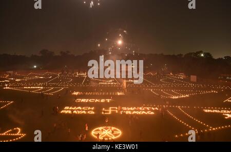 Allahabad, Uttar Pradesh, Inde. 18 octobre 2017. Allahabad: Une vue sur le Madan Mohan Malviya Stadium décoré avec des lampes à huile avec 'Wasth Prayag Swachch Prayag Massege' après la piste pujan pendant la fête du Deepawali à Allahabad le 18-10-2017. Photo de prabhat kumar verma crédit: Prabhat Kumar Verma/ZUMA Wire/Alamy Live News Banque D'Images