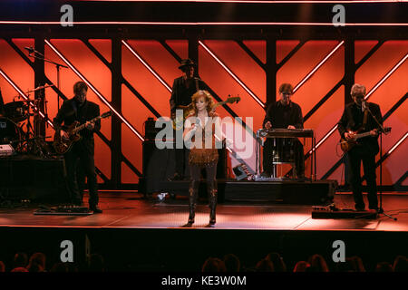 Nashville, Tennessee, USA. 17 oct, 2017. Amanda Lear à la 48e gma dove awards tenue à l'université de lipscomb allen arena de Nashville. crédit : Jason walle/zuma/Alamy fil live news Banque D'Images