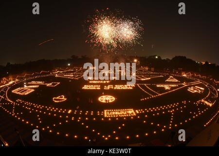 Allahabad, Uttar Pradesh, Inde. 18 octobre 2017. Allahabad: Une vue sur le Madan Mohan Malviya Stadium décoré avec des lampes à huile avec 'Wasth Prayag Swachch Prayag Massege' après la piste pujan pendant la fête du Deepawali à Allahabad le 18-10-2017. Photo de prabhat kumar verma crédit: Prabhat Kumar Verma/ZUMA Wire/Alamy Live News Banque D'Images