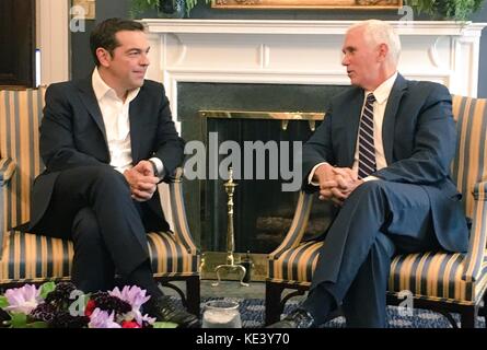 Washington, États-Unis d'Amérique. 18 octobre 2017. Le vice-président américain Mike Pence, à droite, lors d’une réunion bilatérale avec le premier ministre grec Alexis Tsipras à la Maison Blanche le 18 octobre 2017 à Washington DC. Crédit : Planetpix/Alamy Live News Banque D'Images