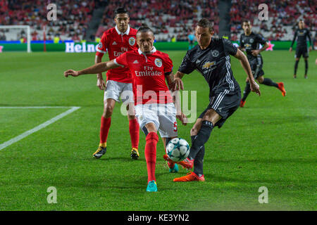 Lisbonne, Portugal. 18 oct, 2017 18 octobre 2017.. Lisbonne, Portugal. benficaõs ljubomir fejsa au poste de Serbie (5) et de Manchester le milieu de terrain unitedõs de Serbie nemanja matic (31) au cours de la partie de la 3e ronde de la Ligue des champions, groupe a, SL Benfica v Manchester United FC Crédit : Alexandre de Sousa/Alamy live news Banque D'Images