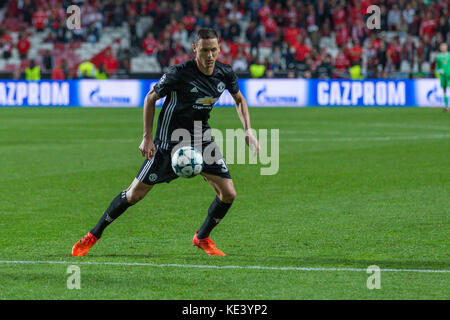 Lisbonne, Portugal. 18 oct, 2017 18 octobre 2017.. Lisbonne, Portugal. unitedõs manchester rugby à Serbie nemanja matic (31) au cours de la partie de la 3e ronde de la Ligue des champions, groupe a, SL Benfica v Manchester United FC Crédit : Alexandre de Sousa/Alamy live news Banque D'Images