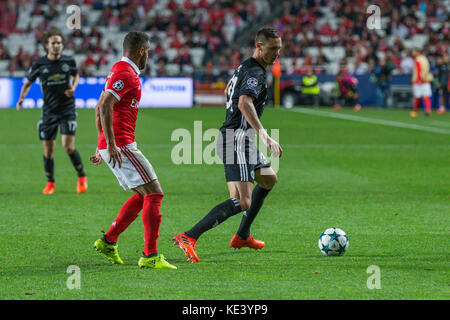 Lisbonne, Portugal. 18 oct, 2017 18 octobre 2017.. Lisbonne, Portugal. unitedõs manchester rugby à Serbie nemanja matic (31) au cours de la partie de la 3e ronde de la Ligue des champions, groupe a, SL Benfica v Manchester United FC Crédit : Alexandre de Sousa/Alamy live news Banque D'Images