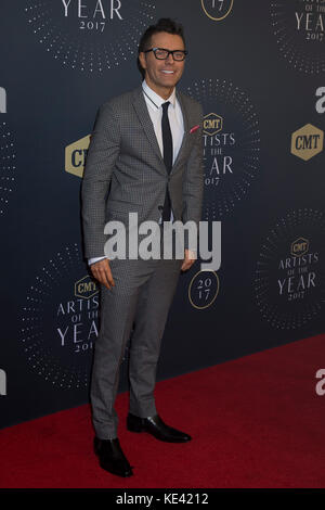 Nashville, Tennessee, USA. 18 Oct, 2017. NASHVILLE, Tennessee - Bobby Bones arrive sur le tapis rouge à la CMT 2017 Artistes de l'année à l'Schermerhorn Symphony Center de Nashville, TN. Crédit : l'accès Photo/Alamy Live News Banque D'Images