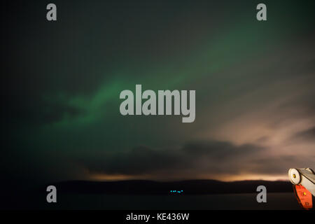 Honningsvåg, la Norvège. 18 Oct, 2017. Northern Lights au-dessus de la mer de Norvège à bord de Magellan. Les passagers ont eu droit à un crédit d'aurora spectaculaire : Keith Larby/Alamy Live News Banque D'Images