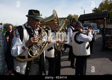 Cluj Napoca, Roumanie - 15 octobre 2017 : un Brass-band de musique folklorique roumaine sur les instruments à vent pendant la foire d'automne Banque D'Images