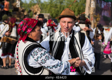 Cluj Napoca, Roumanie - 15 octobre 2017 : romanian folk dancers effectuant une danse en costumes traditionnels à la foire d'automne Banque D'Images