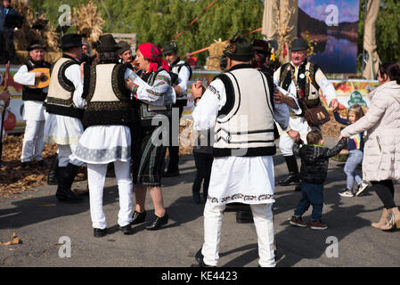 Cluj Napoca, Roumanie - 15 octobre 2017 : romanian folk dancers effectuant une danse en costumes traditionnels à la foire d'automne Banque D'Images