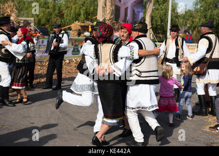 Cluj Napoca, Roumanie - 15 octobre 2017 : romanian folk dancers effectuant une danse en vêtements traditionnels dans la foire d'automne Banque D'Images