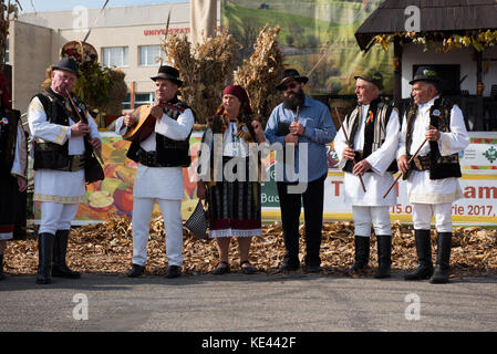 CLUJ NAPOCA, ROUMANIE - 15 OCTOBRE 2017 : un groupe folklorique jouant de la musique folklorique roumaine en costumes traditionnels pendant la Foire d'automne Banque D'Images