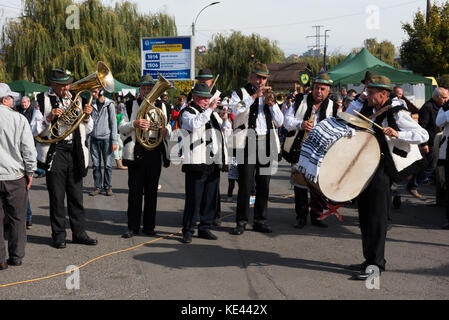 Cluj Napoca, Roumanie - 15 octobre 2017 : un Brass-band de musique folklorique roumaine sur les instruments à vent pendant la foire d'automne Banque D'Images