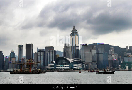 Un remorqueur dans le port de Victoria avec le district de WAN Chai en arrière-plan. Banque D'Images