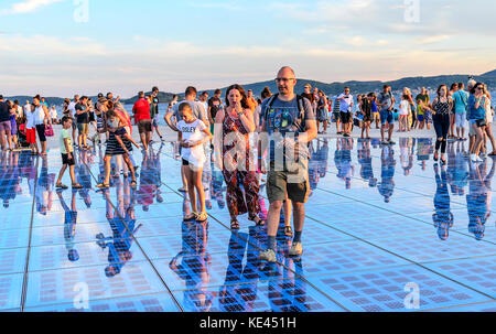 Zadar, Croatie - 15 juillet, 2017 : sun salutation zadar croatie personnes au coucher du soleil Banque D'Images