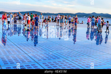 Zadar, Croatie - 15 juillet, 2017 : sun salutation zadar croatie personnes au coucher du soleil Banque D'Images