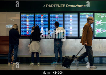 Milan, Italie - Octobre 9, 2017 : l'aéroport, les gens vont dans le vol conseils scolaires en arrière-plan Banque D'Images