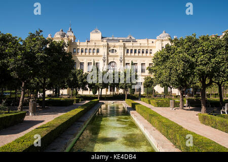 Jardines de Pedro Luis Alonso y ayuntamiento (Pedro Luis Alonso jardins et l'hôtel de ville). Malaga, espagne. Banque D'Images