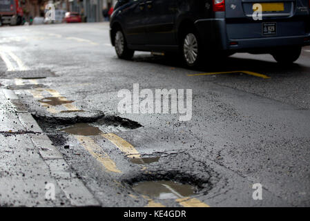 Des trous dans le pot road Hope Street, Glasgow, Royaume-Uni Banque D'Images