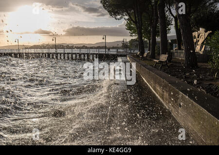 Les vagues d'eau très élevés des éclaboussures sur une rive du lac, avec des gouttes venant très proche de l'appareil photo Banque D'Images