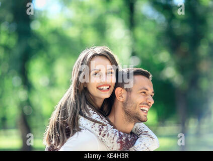Les amateurs de plein air portrait of happy young man and woman looking at camera. Smiling girl profiter de son petit ami. L'amour, la jeunesse, concept de relation ph