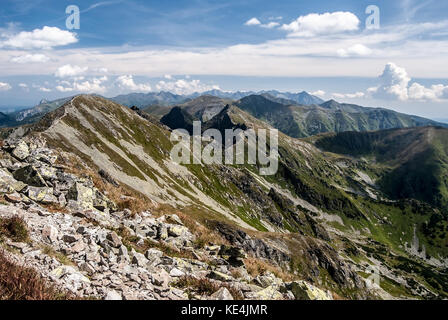 Panorama spectaculaire de montagnes Tatras de banikov dans pic rohace groupe montagne en Slovaquie pendant la journée agréable avec ciel bleu et nuages Banque D'Images