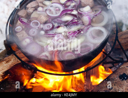 La cuisson en chaudron de soupe chorba en feu Banque D'Images