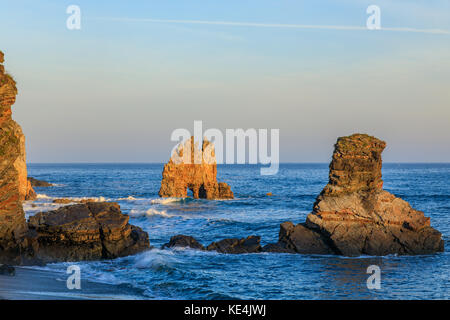 Lever du soleil à Playa de Portizuelo, Luarca, Asturias, Espagne Banque D'Images