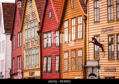 La façade bâtiment commercial Hanséatique de Bryggen sur le côté est du port de Bergen Banque D'Images